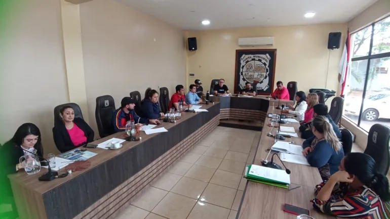 Los concejales municipales en la reunión en la sala de sesiones de la Junta de Minga Guazú.