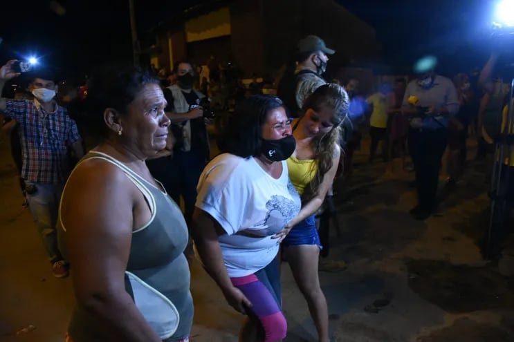Familiares de internos de Tacumbú angustiados en la noche del martes en las inmediaciones del penal.