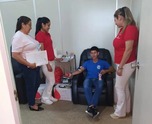 Voluntario realizando la donación de sangre en la ciudad de San Ignacio, Misiones, campaña impulsado por el Hospital Distrital.