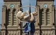 Una escultura de un feto sostenida por manifestantes opuestos al aborto legal, en la localidad argentina de Luján, el pasado mes de marzo.