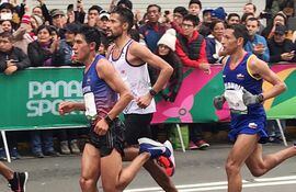 Tras ser quinto en la maratón de los 18 Juegos Panamericanos Lima 2019, Derlys Ayala (de blanco) se fue a Paipa, Colombia, a entrenar en la altura para este Sudamericano y el Mundial.