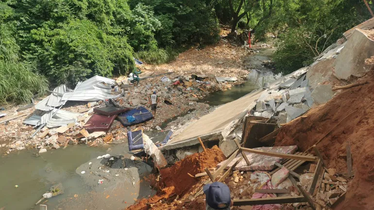 Cuatro casas que estaban en el borde del arroyo Leandro Sosa en Lambaré se derrumbaron en la tarde del domingo.