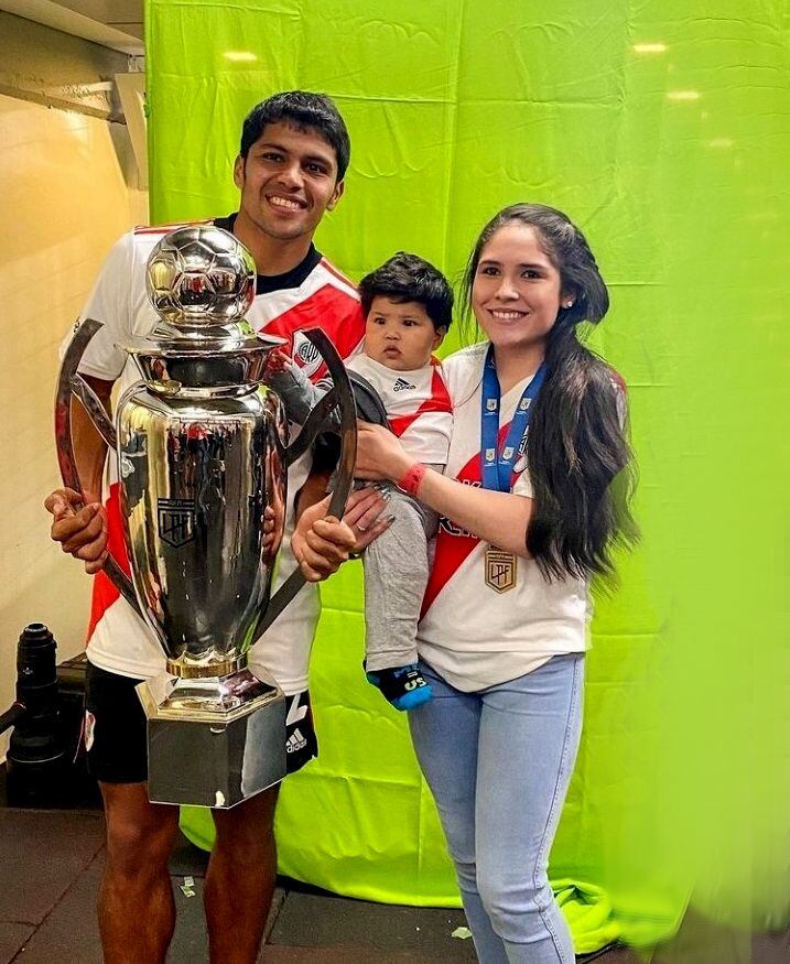 Robert Rojas celebra con su familia el título de la Liga argentina