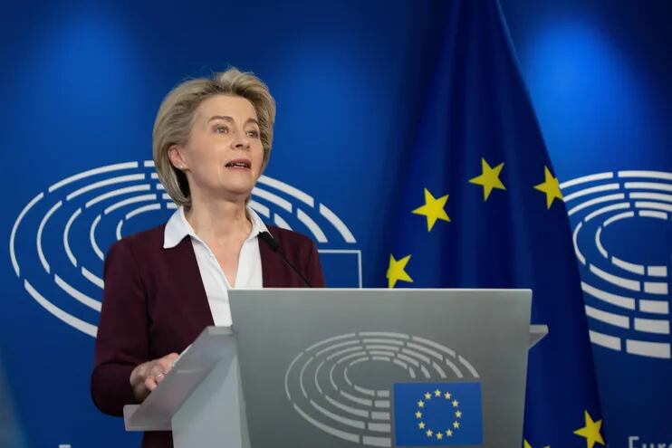 La presidenta de la Comisión Europea Ursula von der Leyen habla en una conferencia luego de firmar la regulación que crea el certificado digital Covid-19 para la Unión Europea.