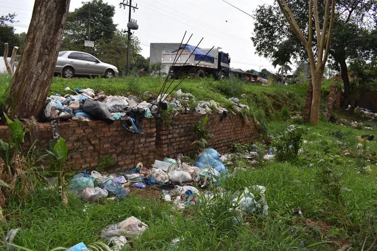 La ciudad de San Antonio se encuentra cubierta de basura y hace más de un mes que la Municipalidad no recoge los desechos.