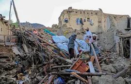 Las personas afectadas por el terremoto esperan ayuda en la aldea de Gayan, en la provincia de Paktia, Afganistán, tras el primer episodio ocurrido el martes.
