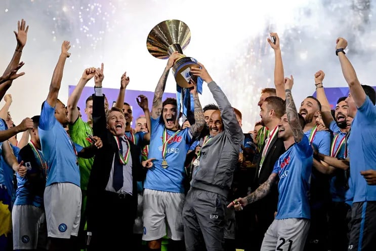 El técnico Luciano Spalletti levanta el Scudetto con sus jugadores en la celebración del Napoli como campeón de la Serie A 2022/23.