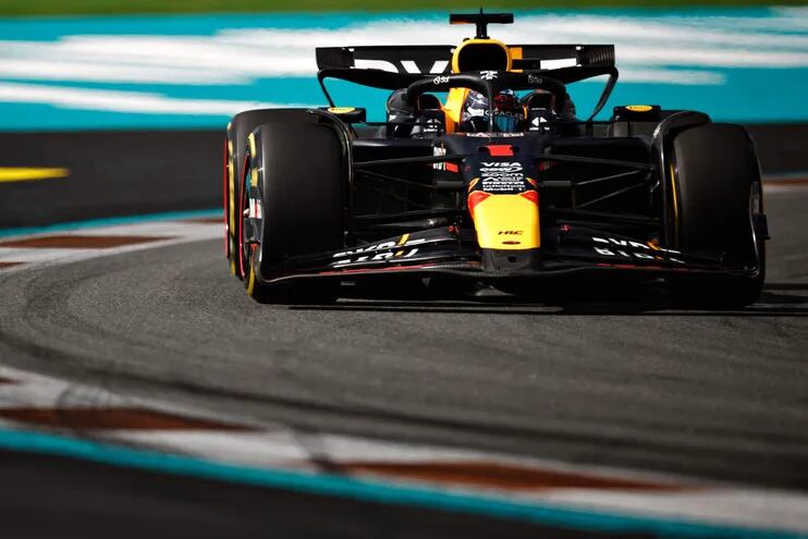 El Red Bull Racing del neerlandés Max Verstappen en la clasificación de la carrera sprint del Gran Premio de Miami en el Autódromo Internacional de Miami, en Miami, Estados Unidos.