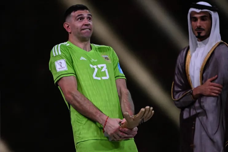 El arquero argentino No. 23 Emiliano Martínez posa con el premio Guante de Oro de la FIFA durante la ceremonia de entrega de trofeos al final de la final de la Copa del Mundo Qatar 2022 entre Argentina y Francia en el Estadio Lusail en Lusail, al norte de Doha, el 18 de diciembre de 2022.