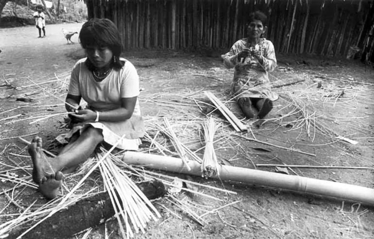 Mujeres mbya en una aldea de Brasil, 1988 (Foto: Milton Guran).