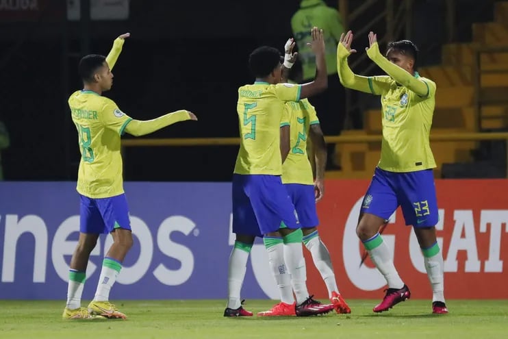 Jugadores de Brasil celebran un gol de Vitor Roque hoy, en un partido de la fase final del Campeonato Sudamericano Sub'20 entre las selecciones de Brasil y Venezuela en el estadio de Techo en Bogotá (Colombia).
