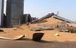 El silo de una fábrica de harina de J, Eulogio Estigarribia colapsó por completo. No se reportaron víctimas, pero la búsqueda continúa.
