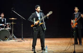 el-joven-cantante-guitarrista-y-compositor-joel-sandino-llevo-todo-el-ritmo-de-la-musica-paraguaya-a-la-gran-concurrencia-que-acudio-a-este-festival--211624000000-1404553.jpg