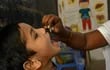 La vacunación contra la polio es muy importante desde la primera infancia, concretamente a los dos, cuatro y seis meses de vida. Se hace un refuerzo a los cinco años, al ingreso en la escuela primaria. (Photo by Arun SANKAR / AFP)