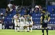Los jugadores de Libertad festejan un gol en el partido contra Sportivo Trinidense por la tercera jornada del torneo Apertura 2024 del fútbol paraguayo en el estadio Luis Alfonso Giagni, en Villa Elisa.