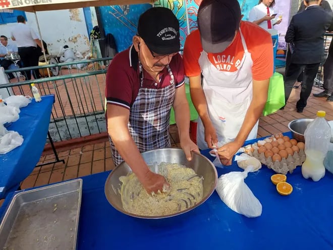 Clemente Cáceres, un investigador culinario y promotor cultural de la Dirección de Cultura y Turismo de la Municipalidad de Asunción lideró hoy la elaboración de chipas en Punta Karapã, en la zona de la Chacarita.