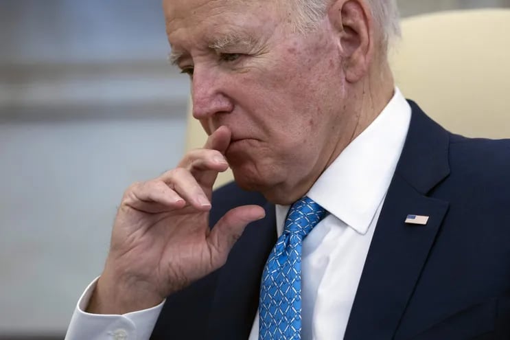 La mayoría de los votantes de Joe Biden en 2020 -comicios en los que se hizo con la Casa Blanca- dice ahora que el mandatario es demasiado mayor para ser eficaz, lo que podría ser una amenaza para que consiga su reelección este año, cuando tiene 81 años, según una encuesta.