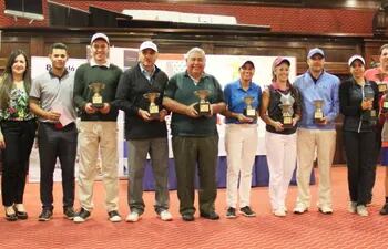 los-mejores-clasificados-de-las-distintas-categorias-posan-con-la-copa-republica-dominicana-del-super-series-del-yacht-y-golf-club-paraguayo--05837000000-1639454.jpg