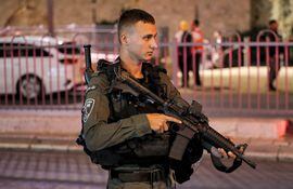 Un soldado israelí en el sitio de un ataque en la Puerta de Damasco, en la Ciudad Vieja de Jerusalén, el domingo.