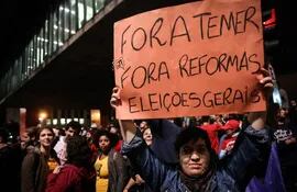 manifestantes-protestan-contra-el-presidente-de-brasil-michael-temer-anoche-en-la-avenida-paulista-en-sao-paulo-brasil--75044000000-1586726.JPG