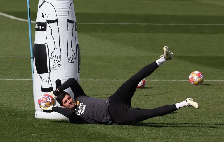 (FILES) Real Madrid's Belgian goalkeeper Thibaut Courtois trains on the eve of the UEFA Champions League last 16 second leg football match against RB Leipzig at the Ciudad Real Madrid training ground in Valdebebas, outskirts of Madrid, on March 5, 2024. Real Madrid goalkeeper Thibaut Courtois suffered a fresh injury setback on March 19, 2024, injuring his right knee in training. (Photo by PIERRE-PHILIPPE MARCOU / AFP)