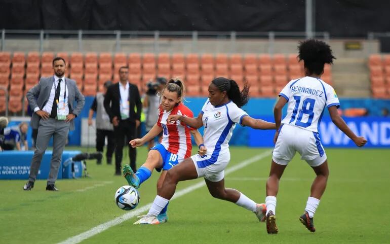 La paraguaya Ramona Martínez ensaya un pase de costado ante la marca de dos rivales panameñas. La jugadora de Palmeiras se queda sin Mundial y es una de las tantas del fracaso.