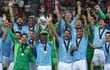 Los jugadores del Manchester City celebran con el trofeo después de ganar el partido de fútbol de la Supercopa de la UEFA entre el Manchester City y el Sevilla FC en el estadio Karaiskakis en El Pireo, Grecia, el 16 de agosto de 2023.