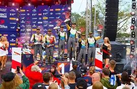 Nuevamente Diego Domínguez Bejarano y Rogelio Peñate en el podio de la JWRC. Aquí festejan junto a los ganadores Munster-Louka (centro) y Pellier-Bronner (2º, izq.).