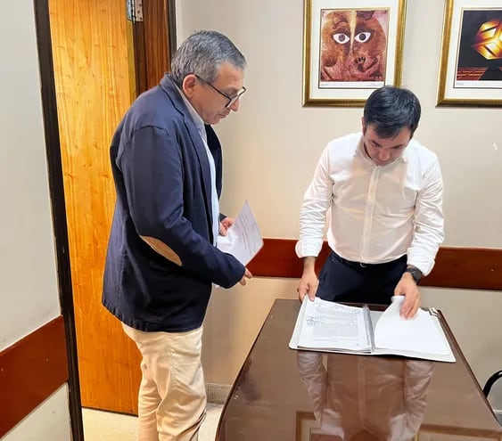 Un funcionario de la Justicia Electoral entrega la notificación al secretario general del Senado, Antonio Sánchez, la copia del Acuerdo y Sentencia de los senadores que fueron electos y proclamados.