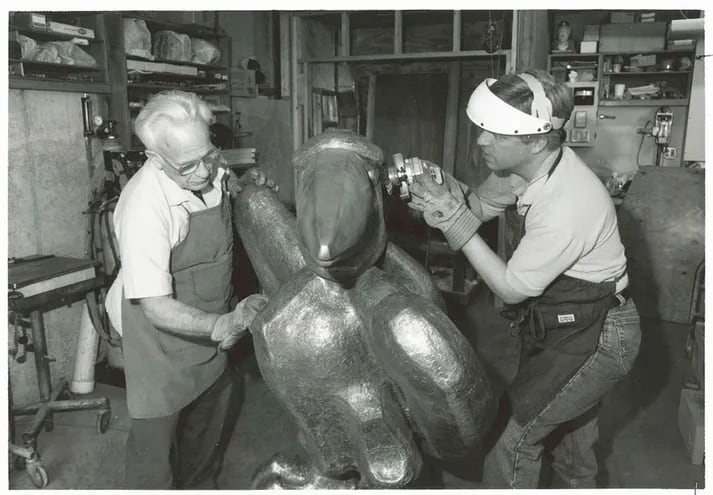 Elden Tefft (izquierda) fue un destacado docente y escultor del estado de Kansas. Aquí se lo ve trabajando con su hijo Kim en el taller.
