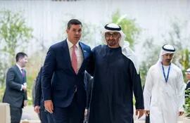 El presidente de los Emiratos Árabes Unidos, Sheikh Mohamed bin Zayed al-Nahyan(C) recibe al mandatario paraguayo, Santiago Peña en Dubái, en el marco de la conferencia sobre el clima que arrancó hoy.