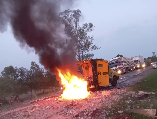Camión transportador de caudales explotó tras millonario atraco en General Delgado, Itapúa.