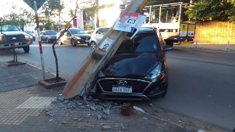 Un vehículo chocó contra una columna de la ANDE sobre la avenida España esta madrugada.