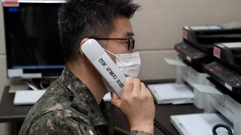 Un soldado surcoreano realiza una llamada de prueba a Corea del Norte por la línea directa entre ambos países.