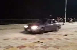 Uno de los dos autos que "se pasearon" en la zona peatonal de la costanera sur. (captura de video).