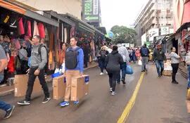 Los turistas compradores en las calles del microcentro de Ciudad del Este.