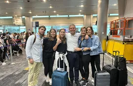 Juan Ángel Napout con su familia antes de subir al avión. (gentileza Esteban Grillón).