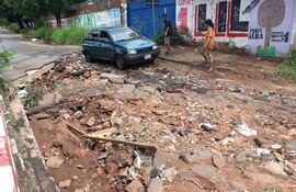 Calle Brasil y Avelino Martínez, la arteria está destrozada tras el último temporal que hubo en San Lorenzo.