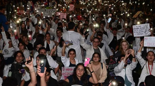 Los estudiantes encendieron la avenida Mariscal López en reclamo de una ley que blinde los programas de salud y de educación que eran financiados con el Fonacide.