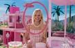 Fotografía cedida por Warner Bros donde aparece la actriz Margot Robbie durante un fragmento de la película "Barbie".