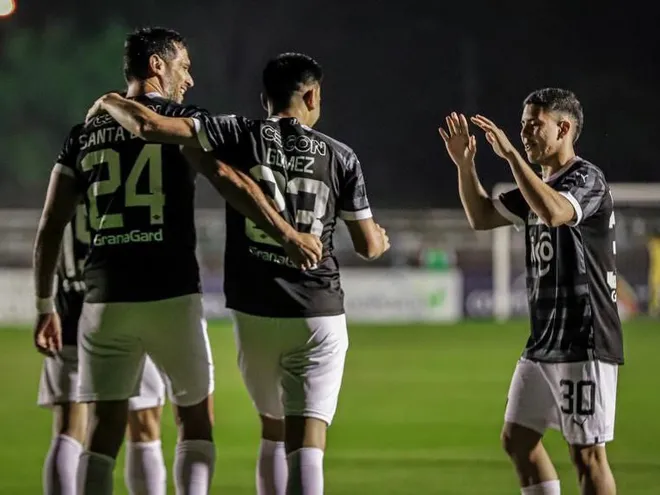 Roque Santa Cruz (24), Diego Gómez (c) y Enso González (d), jugadores de Libertad, festejan un tanto contra Guaireña por la fecha 18 del torneo Apertura 2023 del fútbol paraguayo.