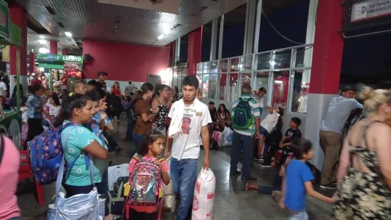 Muchos ciudadanos esperando viajar por la Navidad en la Estación de Buses de Asunción (EBAS)