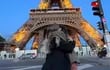Marilina Bogado y su hija Melody dándose un fuerte abrazo con la Torre Eiffel de testigo.