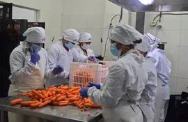 Los funcionarios de Comepar procesan los alimentos en su planta industrial ubicada sobre la calle Lugano, en el centro de Asunción.