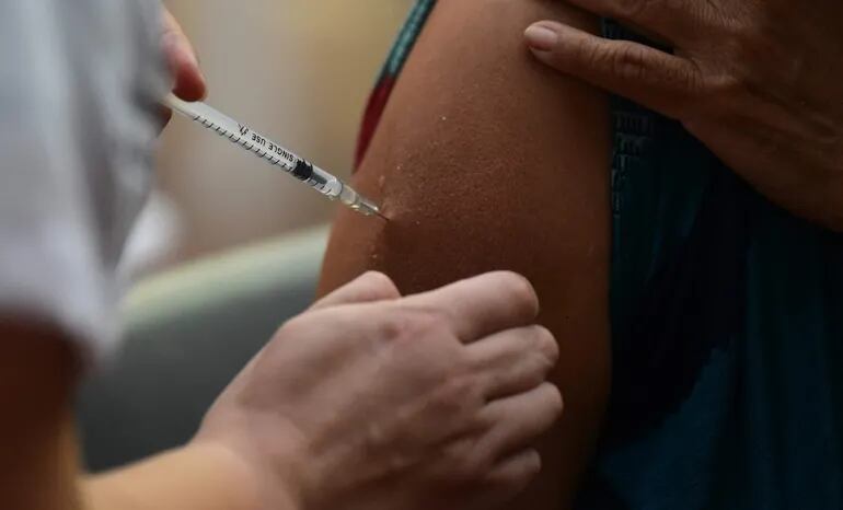 Una mujer es inoculada con la vacuna Sputnik V contra el COVID-19 en San Lorenzo.