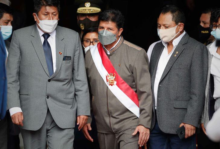 El presidente del Perú pedro Castillo (c) es visto a su salida del Congreso,  en Lima.