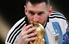 El capitán de Argentina Lionel Messi besa la copa del Mundo en la ceremonia posterior a la victoria de Argentina contra Francia.