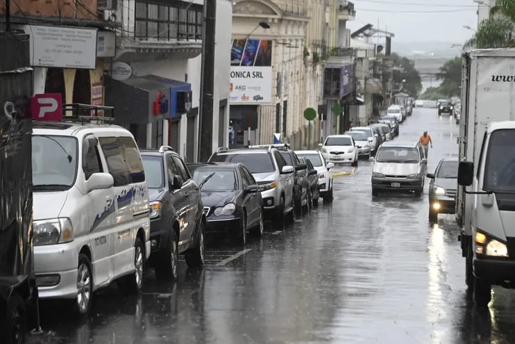 En las calles de áreas concesionadas, se pudo ver hoy una gran cantidad de vehículos, ante la suspensión del sistema de estacionamiento tarifado.