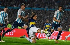 El uruguayo Edinson Cavani, ante la marca, intenta conectar un remate en el área para Boca. AFP