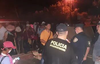 La Ruta PY08, en zona de Santa Rosa del Aguaray, departamento de San Pedro, sigue bloqueada por manifestantes.